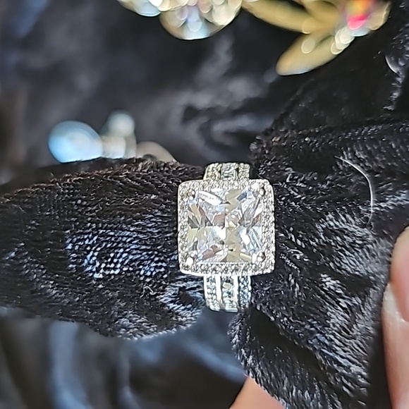 Ladies BEAUTIFUL Rinestone Earrings and a Ring size 6 925 Silver with a cz .... - Picture 8 of 11